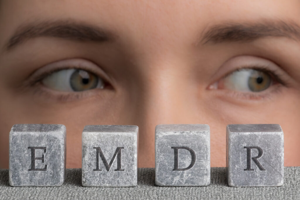 Die Buchstaben EMDR; dahinter Augen