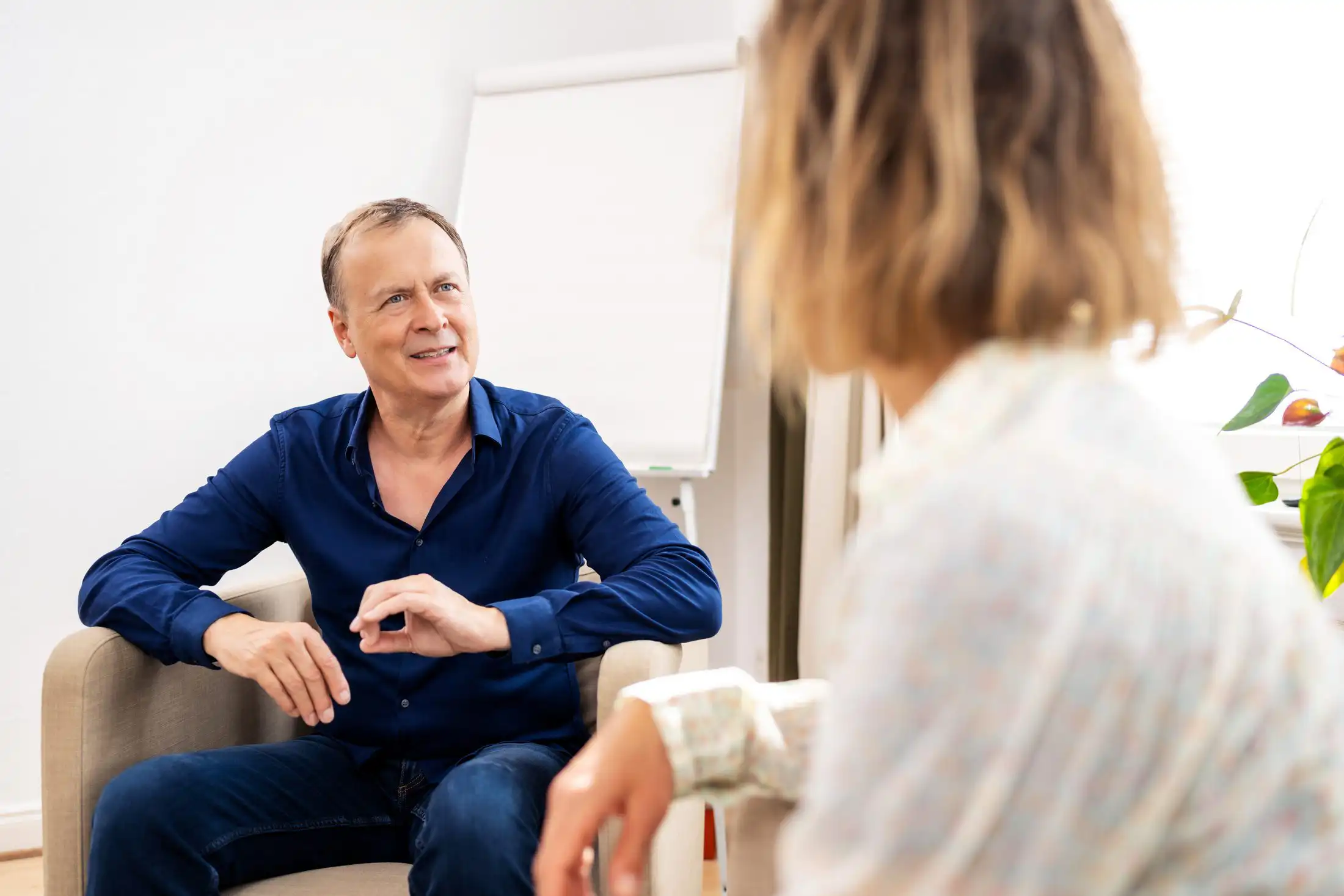 Martin Hubal in seiner Lüneburger Praxis während eines Kennlerngespräches für eine Hypnose.